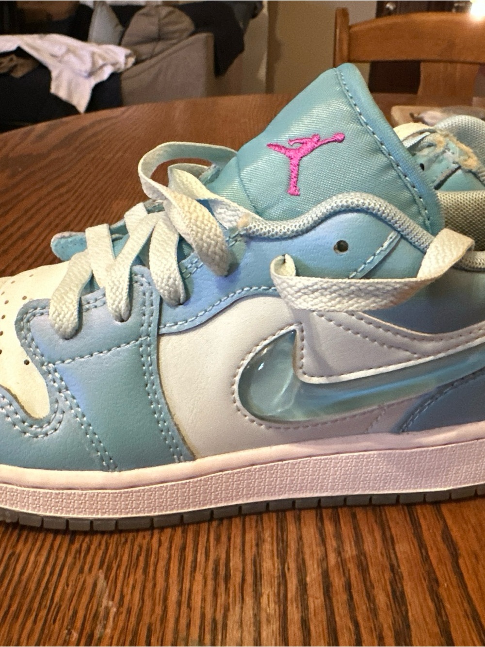 Nike Kids Low-Top Sneakers in Ice Blue, White & Pink Logo